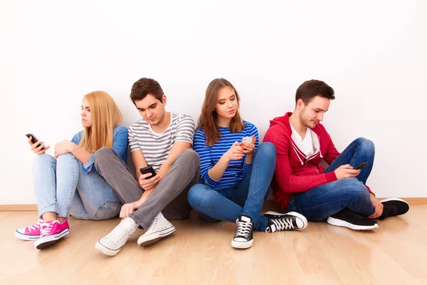 Grupp ungdomar med smartphones — Stockfoto