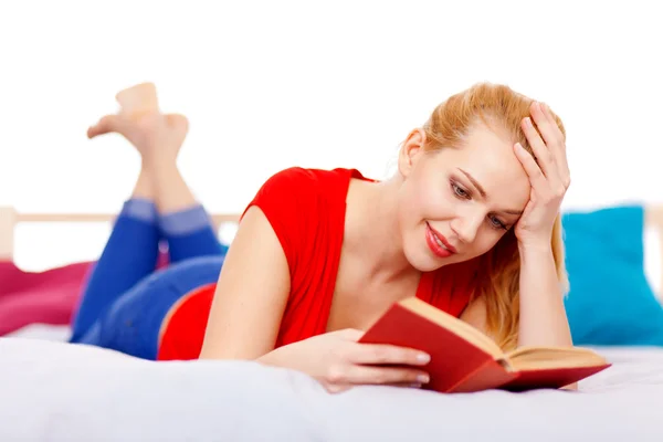 Νεαρή όμορφη γυναίκα διαβάζει ένα βιβλίο — Φωτογραφία Αρχείου