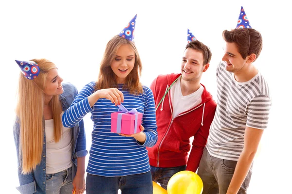 Gruppo di giovani che danno una festa di compleanno — Foto Stock