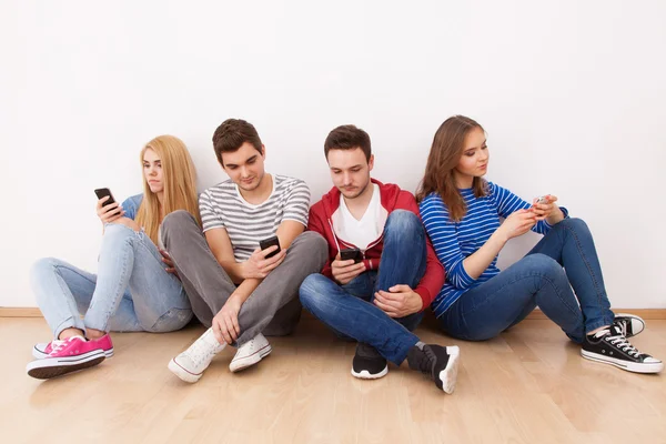 Groep jongeren met smartphones — Stockfoto