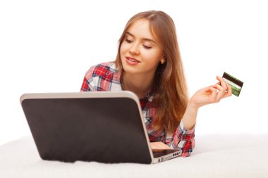 İnternetten alışveriş yapan genç bir kadın