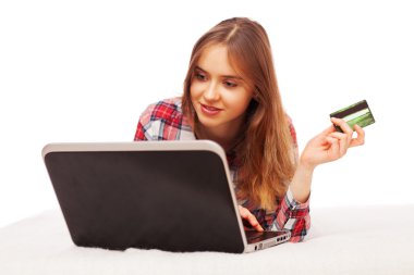 İnternetten alışveriş yapan genç bir kadın