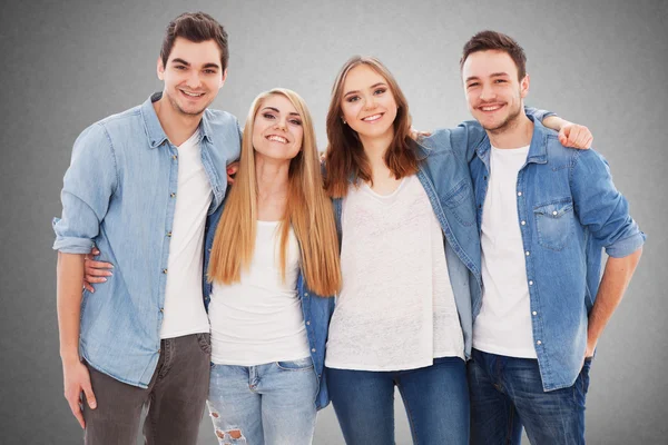 Groep gelukkige jongeren — Stockfoto