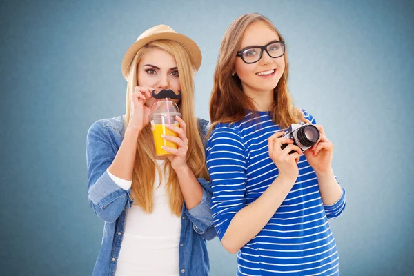 Dos chicas hipster aisladas sobre fondo blanco —  Fotos de Stock