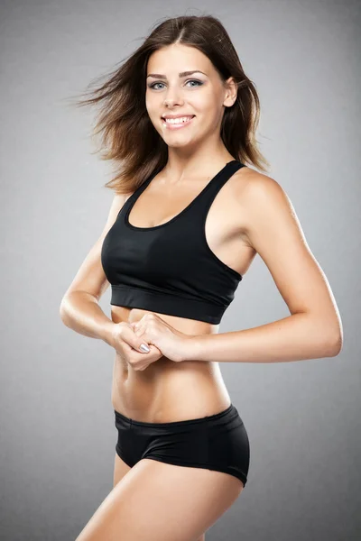 Jovem mulher em forma de roupa esportiva — Fotografia de Stock