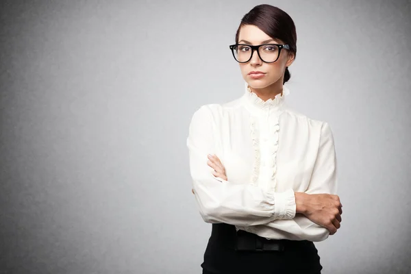 Strenge Frau mit großer Brille — Stockfoto