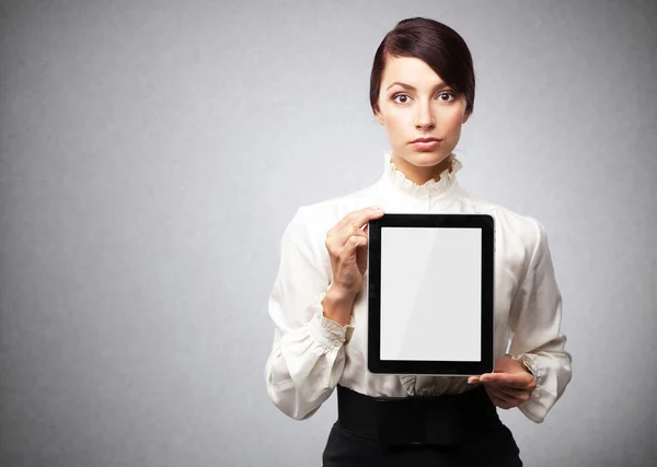 Attraktive junge Frau mit Tablet-PC — Stockfoto