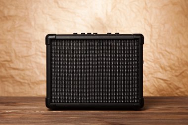 Sarı zemin üzerine gitar amplifikatör