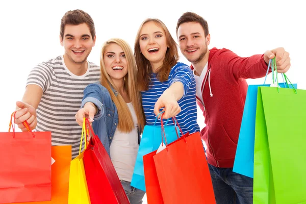 Gruppe junger Leute beim Einkaufen — Stockfoto