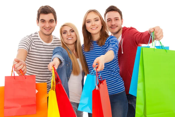 Grupp unga människor shopping — Stockfoto