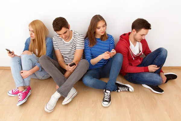 Groep jongeren met smartphones — Stockfoto