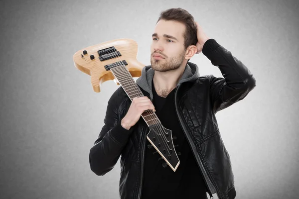 Schöner junger Mann mit E-Gitarre — Stockfoto