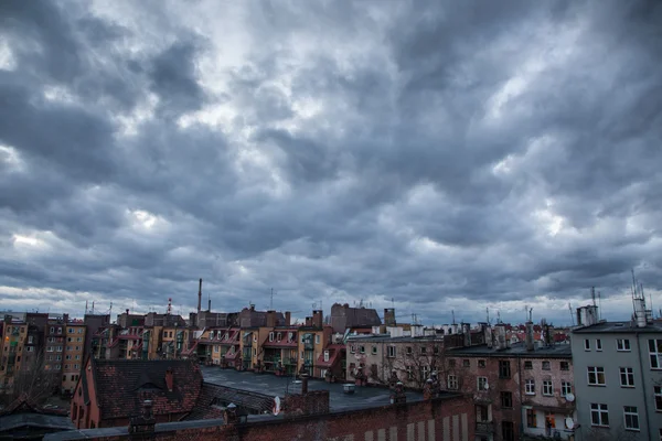 Temné nebe nad městem — Stock fotografie