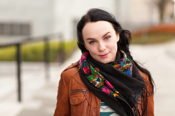 Jonge stijlvolle vrouw in een stad — Stockfoto