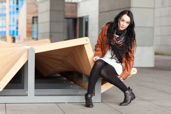 Jeune femme élégante dans une ville — Photo