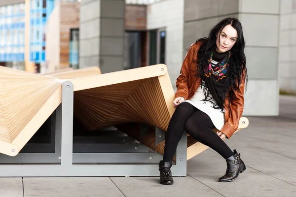 Jeune femme élégante dans une ville — Photo