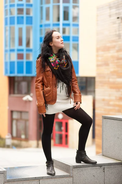 Mujer joven y elegante en una ciudad — Foto de Stock