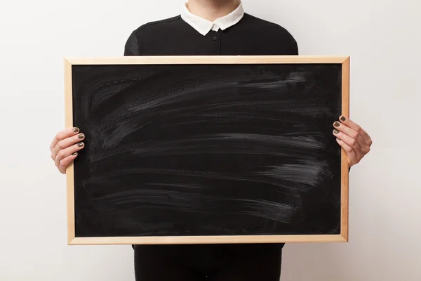 Mulher segurando um quadro negro — Fotografia de Stock