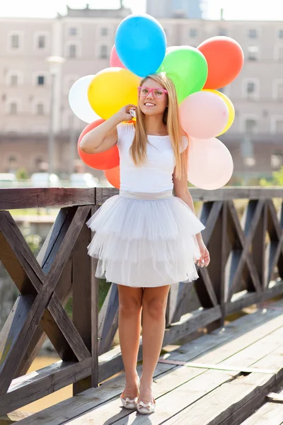 Giovane bella donna con palloncini d'aria — Foto Stock