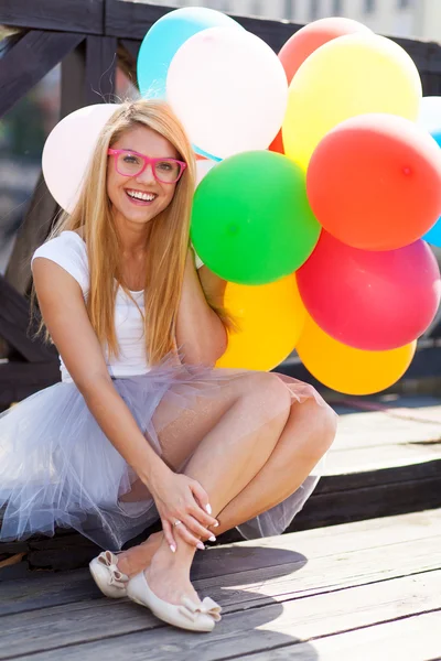 Giovane bella donna con palloncini d'aria — Foto Stock