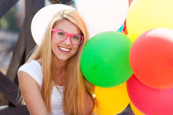 Hava balonları ile genç güzel kadın — Stok fotoğraf