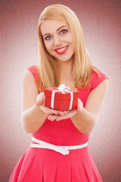 Fiatal gyönyörű nő egy ajándék doboz nyitó — Stock Fotó