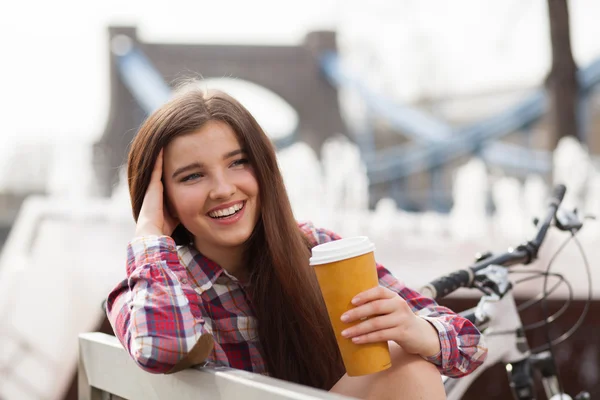 Молодая женщина пьет кофе в велосипедной поездке — стоковое фото