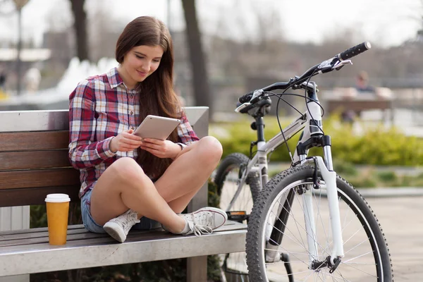 Young woman using a tablet pc — Stock Photo, Image