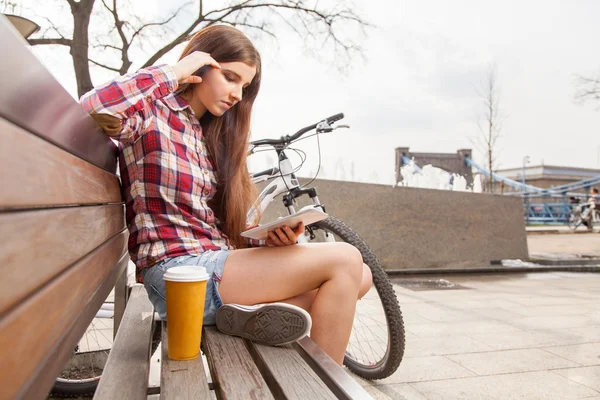 Jovem mulher bebendo café em uma viagem de bicicleta — Fotografia de Stock