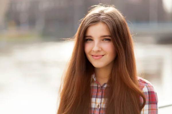 Natuurlijke gezicht portret van een mooie jonge vrouw — Stockfoto