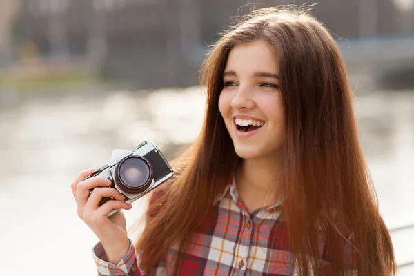 Retrato de una joven con cámara fotográfica — Foto de Stock