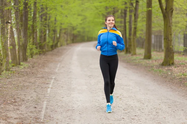 Junge schöne Frau läuft auf einem Trail — Stockfoto