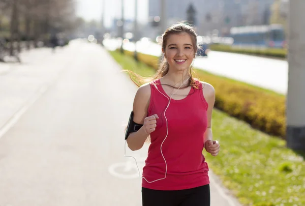 Joven hermosa mujer corriendo en la ciudad — Foto de Stock