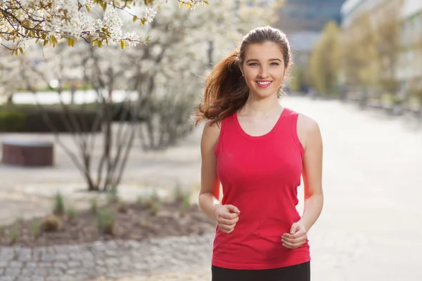 Junge schöne Frau läuft durch die Stadt — Stockfoto