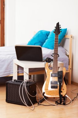 Evde bir amplifikatör ile gitar