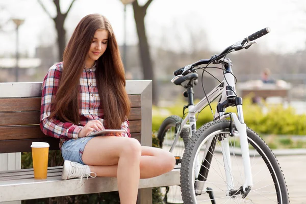 Genç kadın bir tablet PC'yi kullanma — Stok fotoğraf