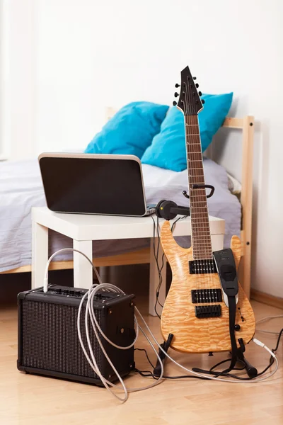 Evde bir amplifikatör ile gitar — Stok fotoğraf