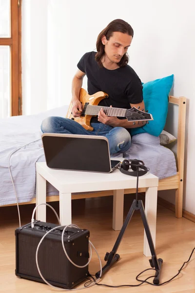 Joven tocando la guitarra eléctrica en casa —  Fotos de Stock