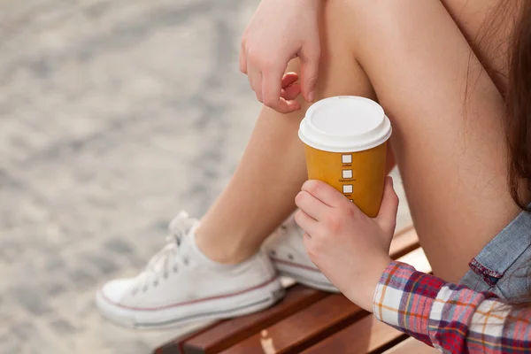 Giovane donna che beve caffè — Foto Stock