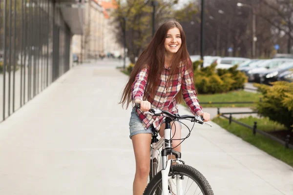 Junge schöne Frau auf dem Fahrrad — Stockfoto