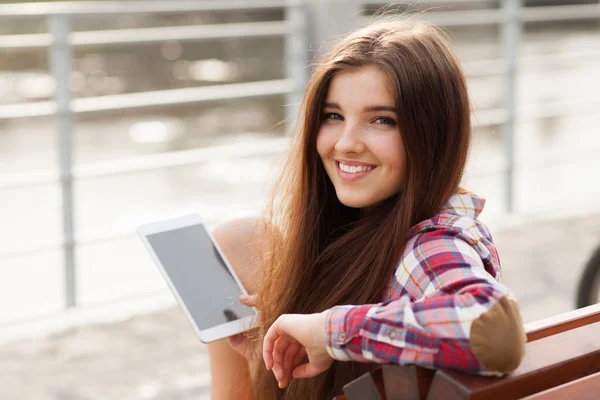 Face porträtt av ung kvinna med en TabletPC — Stockfoto