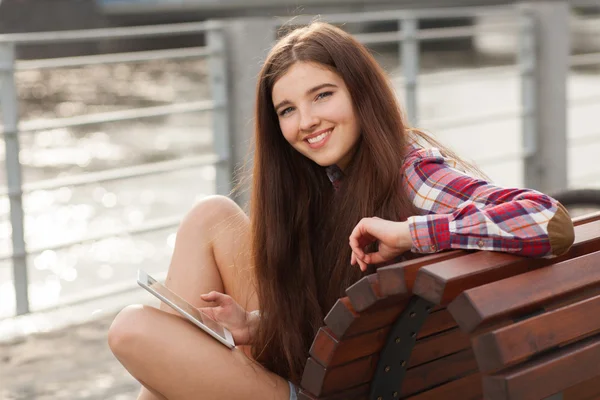 Портрет молодої жінки за допомогою планшетного ПК — стокове фото