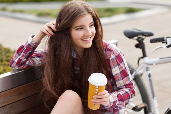 Genç kadın bir bisiklet gezisi kahve içme — Stok fotoğraf