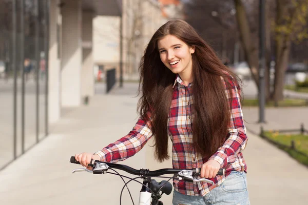 Jeune belle femme sur un vélo — Photo