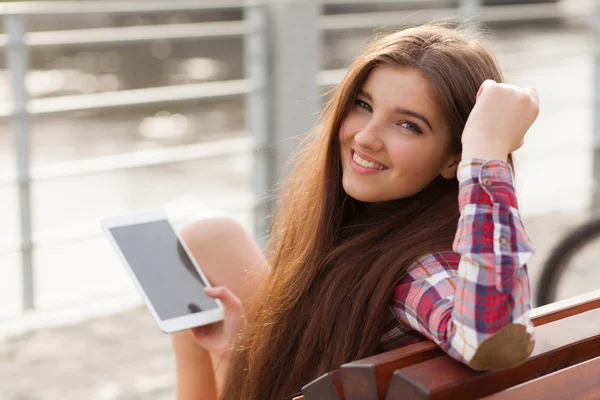 Πρόσωπο πορτρέτο της νεαρής γυναίκας που χρησιμοποιούν tablet pc — Φωτογραφία Αρχείου