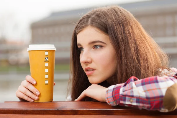 Mujer joven bebiendo café — Foto de Stock