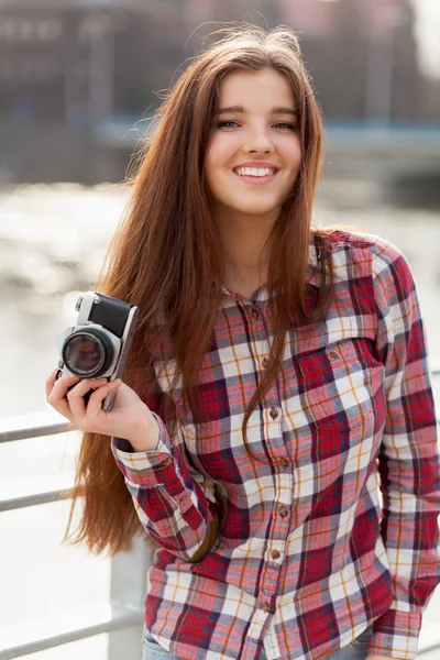 Retrato de uma jovem com câmera fotográfica — Fotografia de Stock