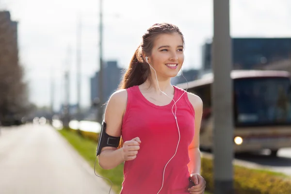 Joven hermosa mujer corriendo en la ciudad — Foto de Stock