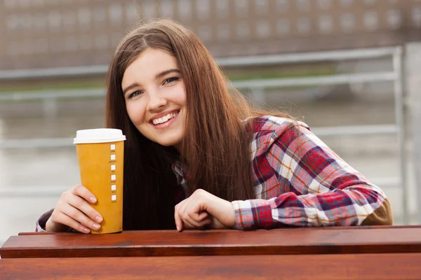 Mujer joven bebiendo café — Foto de Stock