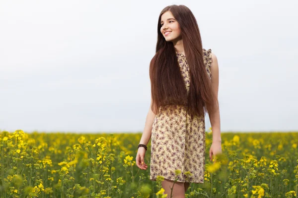 Jovem mulher bonita nos campos — Fotografia de Stock